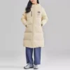 Lange Daunenjacke mit Aufdruck „Beige“